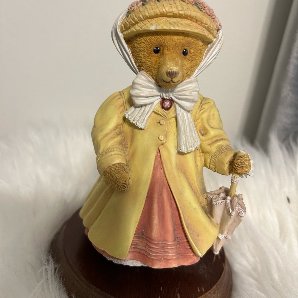 Dept 56 Upstairs original Downstairs Bear Bear Mrs Henrietta Socialite Lawson